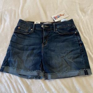 Levi’s mid rise 5” denim shorts. Size 4